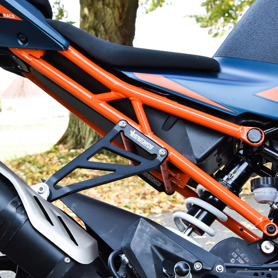 Exhaust hanger for RC 390